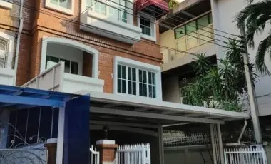 出售 4 卧室 联排别墅 在 Yan Nawa, 曼谷