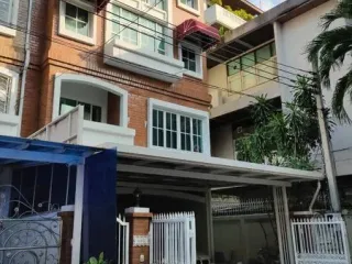 For sale 4 bedrooms townhouse in Yan Nawa, Bangkok
