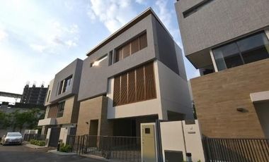 For sale 4 bedrooms house in Huai Khwang, Bangkok