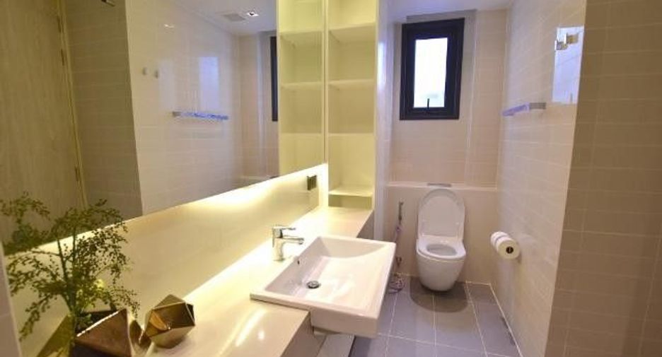 For sale 4 ベッドルーム house in Huai Khwang, Bangkok