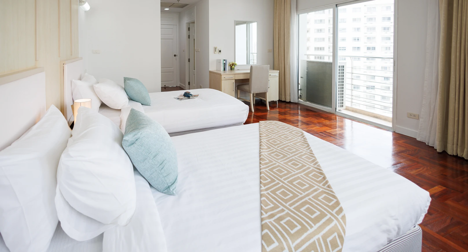 For rent 3 bedrooms apartment in Khlong Toei, Bangkok