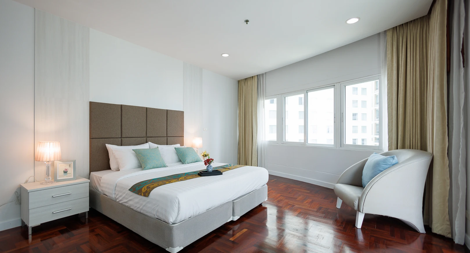 For rent 3 bedrooms apartment in Khlong Toei, Bangkok