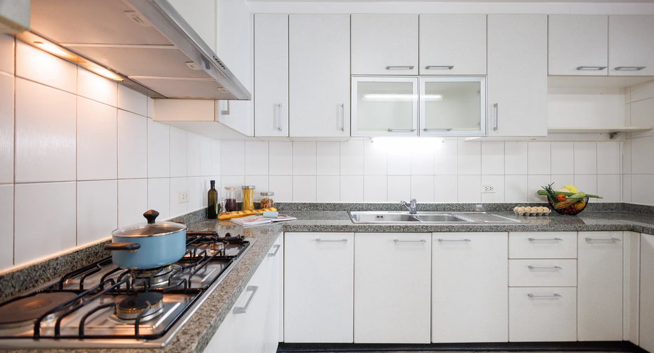 For rent 3 bedrooms apartment in Khlong Toei, Bangkok