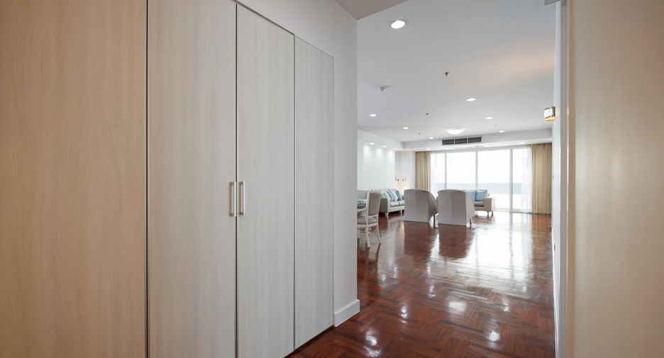 For rent 3 bedrooms apartment in Khlong Toei, Bangkok