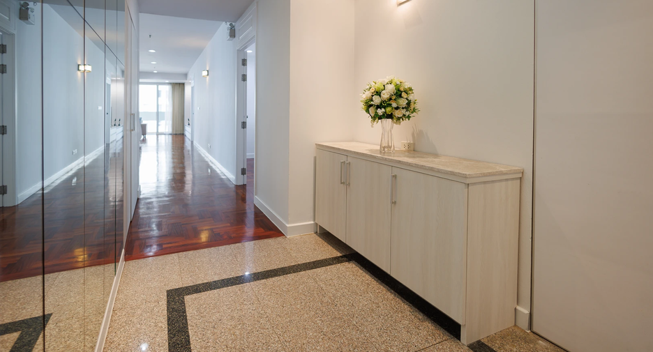 For rent 3 bedrooms apartment in Khlong Toei, Bangkok