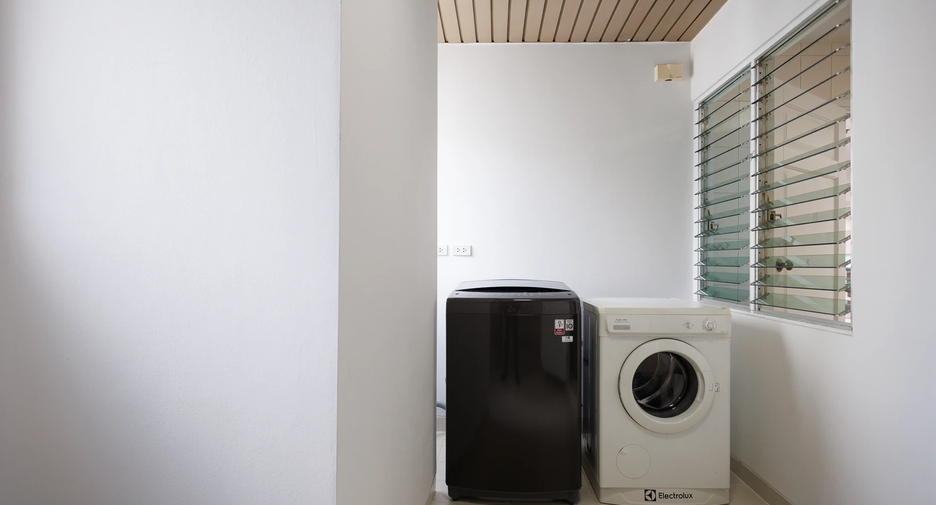For rent 3 bedrooms apartment in Khlong Toei, Bangkok