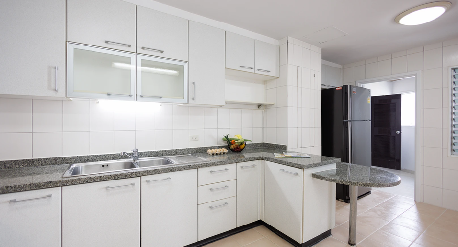 For rent 3 bedrooms apartment in Khlong Toei, Bangkok