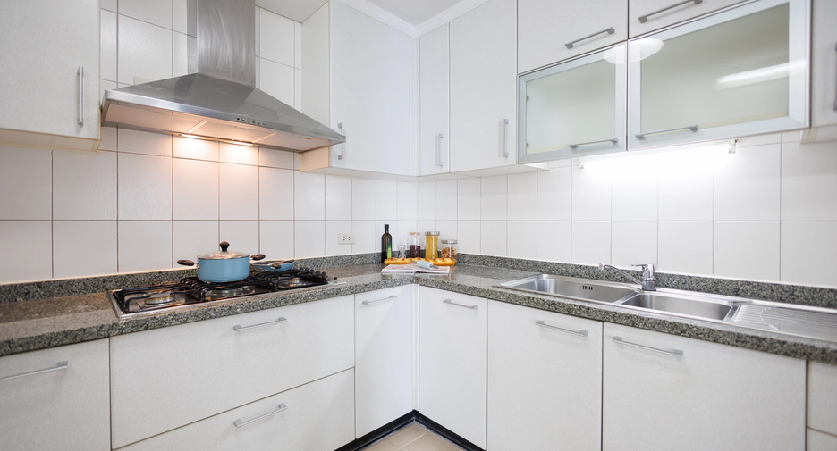 For rent 3 bedrooms apartment in Khlong Toei, Bangkok