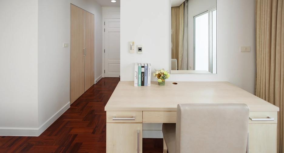 For rent 3 bedrooms apartment in Khlong Toei, Bangkok