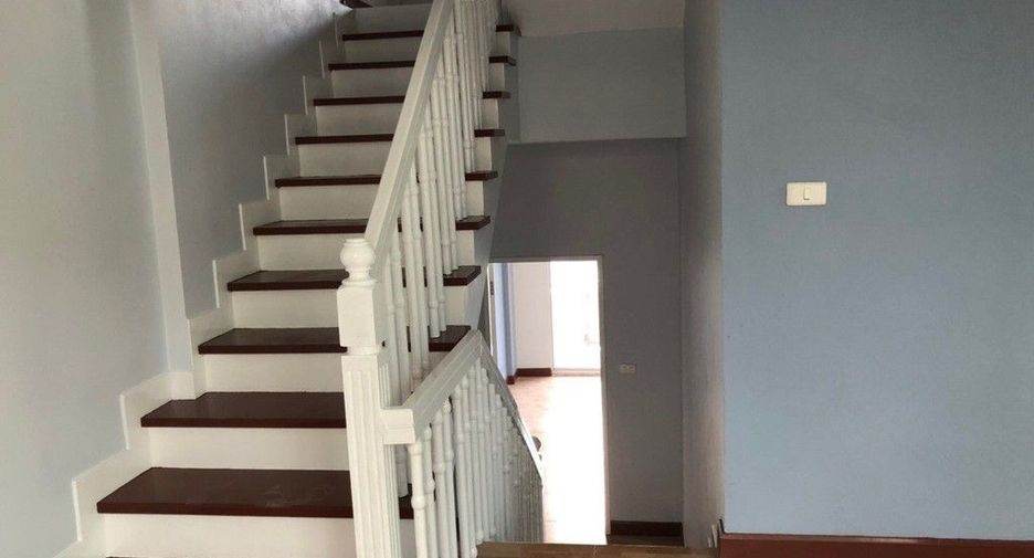For rent 3 bedrooms townhouse in Bang Kapi, Bangkok