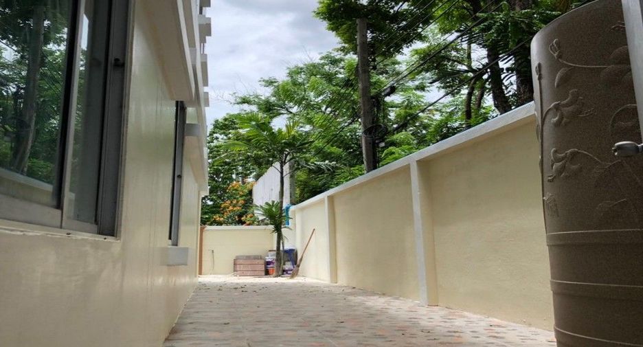 For rent 3 bedrooms townhouse in Bang Kapi, Bangkok