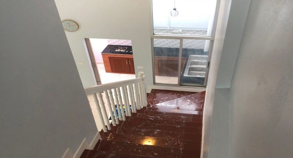 For rent 3 bedrooms townhouse in Bang Kapi, Bangkok