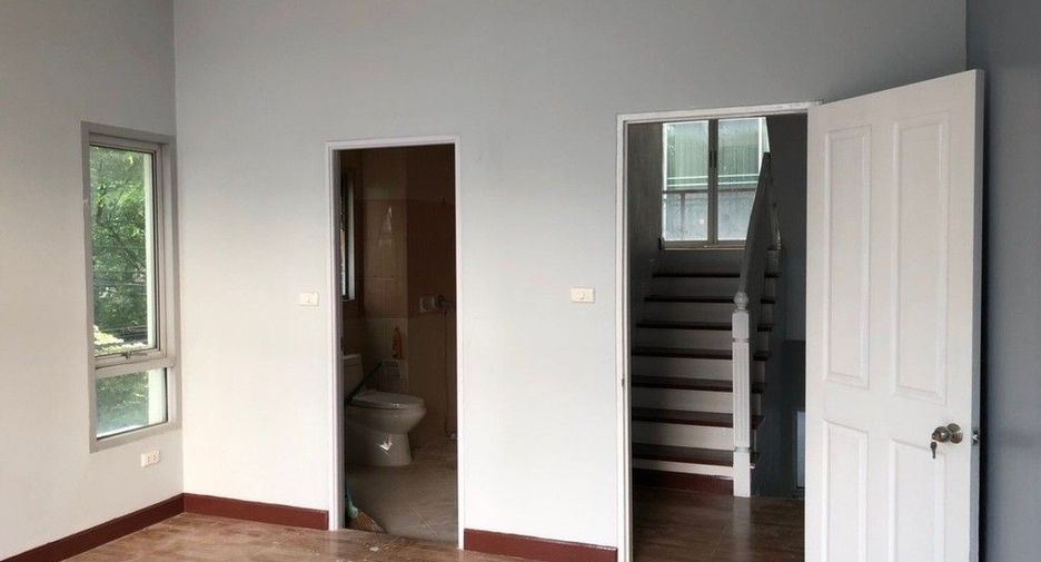 For rent 3 bedrooms townhouse in Bang Kapi, Bangkok