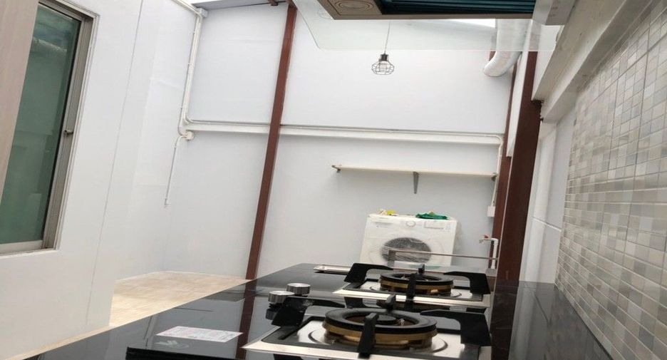 For rent 3 bedrooms townhouse in Bang Kapi, Bangkok