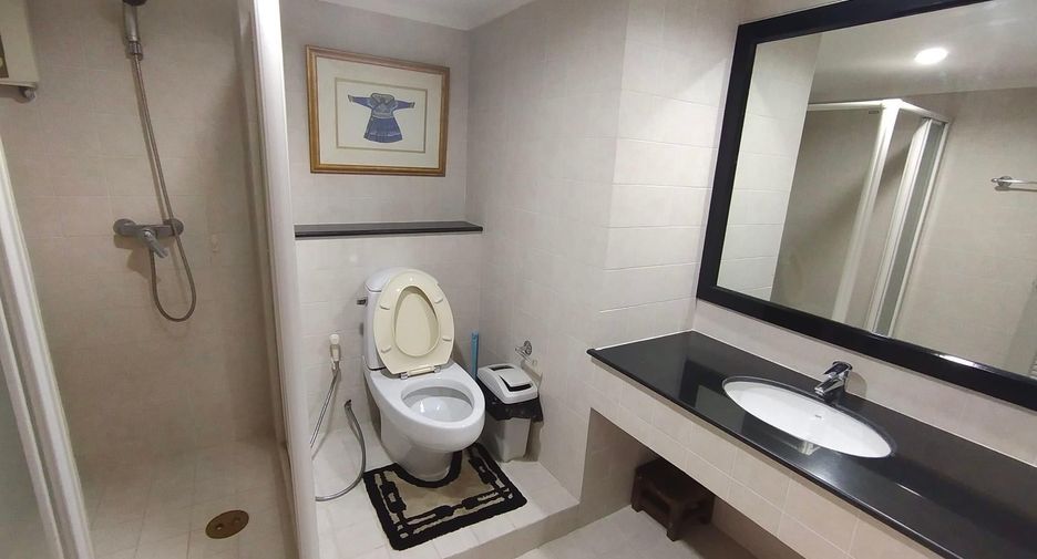 For rent studio condo in Khlong Toei, Bangkok