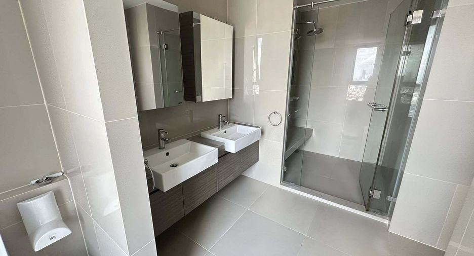 For rent 2 bedrooms condo in Huai Khwang, Bangkok