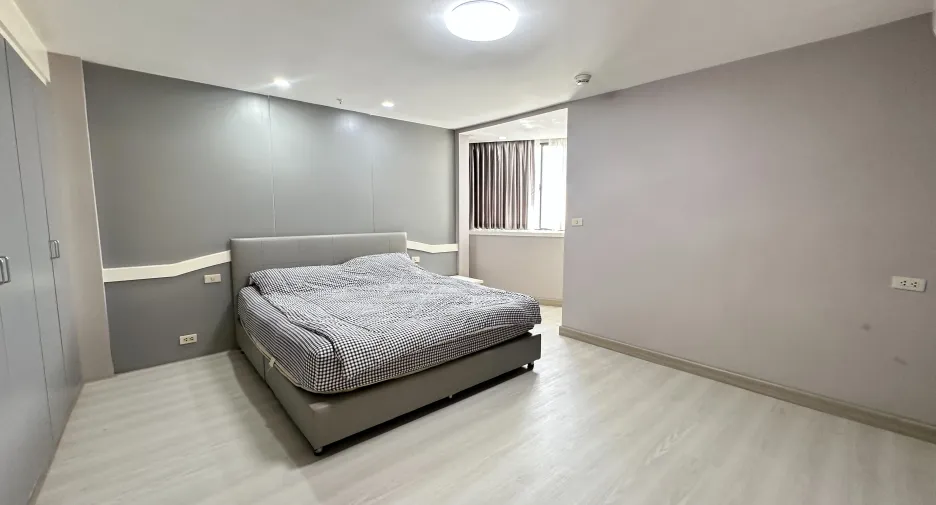 For rent 3 bedrooms condo in Khlong Toei, Bangkok