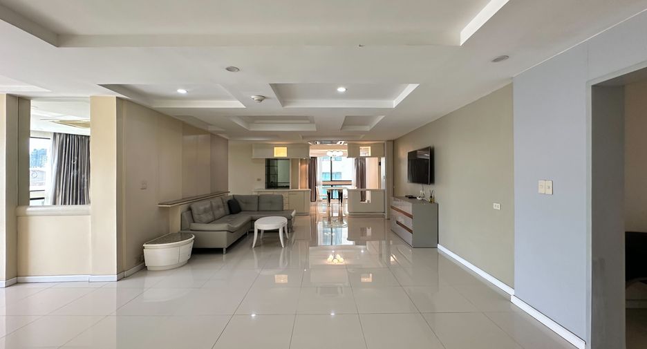 For rent 3 bedrooms condo in Khlong Toei, Bangkok