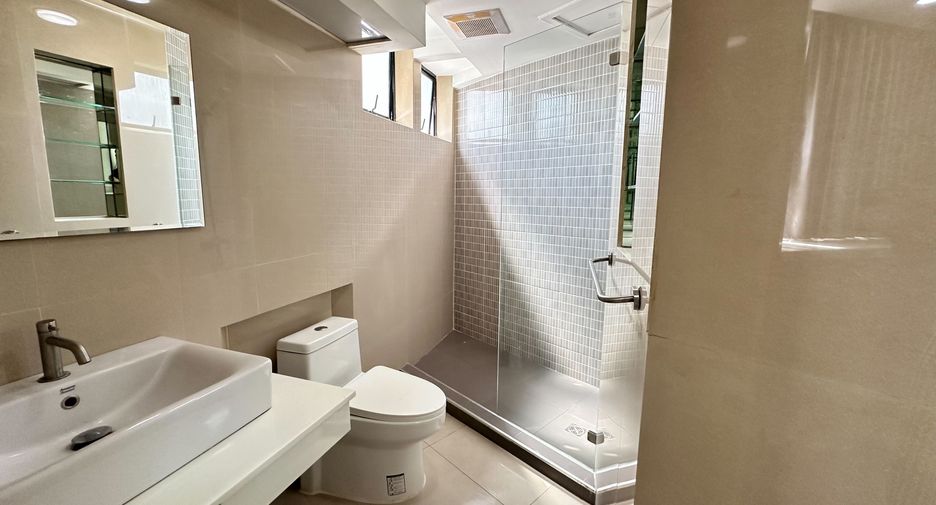 For rent 3 bedrooms condo in Khlong Toei, Bangkok