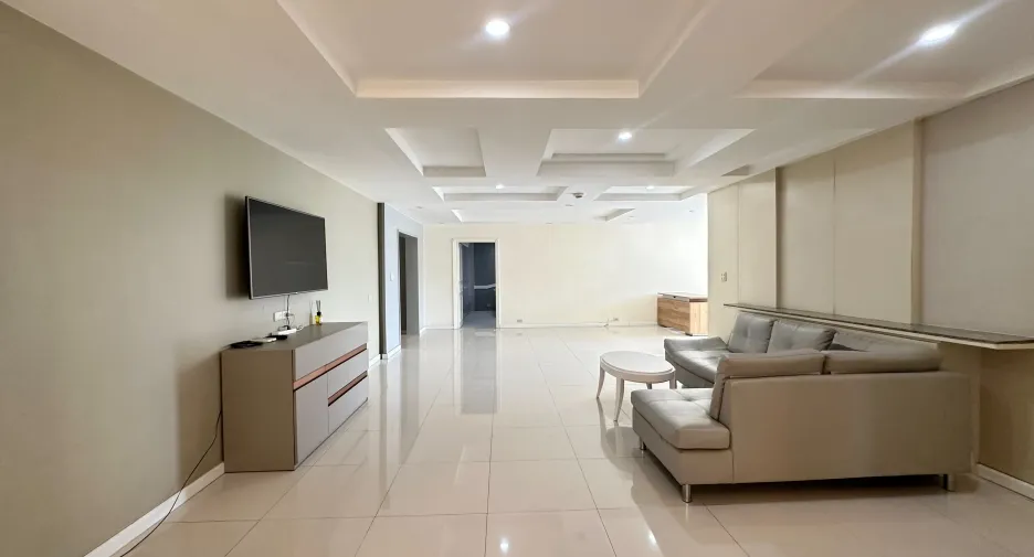 For rent 3 bedrooms condo in Khlong Toei, Bangkok