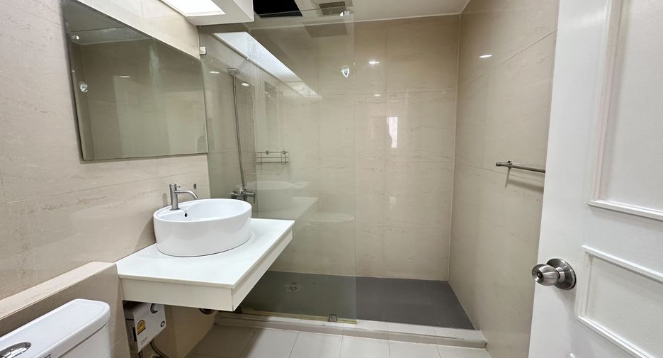 For rent 3 bedrooms condo in Khlong Toei, Bangkok