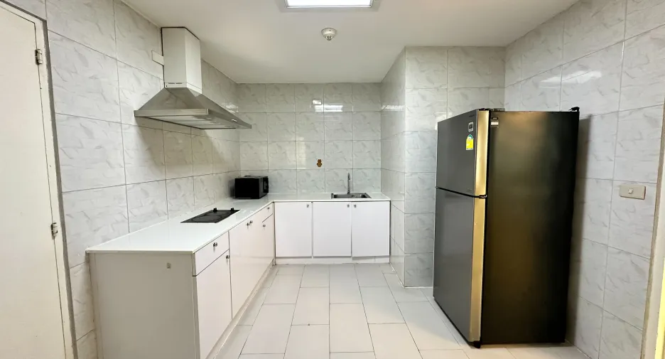 For rent 3 bedrooms condo in Khlong Toei, Bangkok