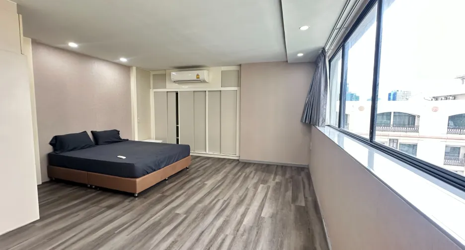 For rent 3 bedrooms condo in Khlong Toei, Bangkok