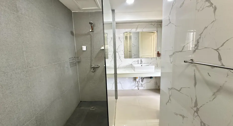 For rent 3 bedrooms condo in Khlong Toei, Bangkok