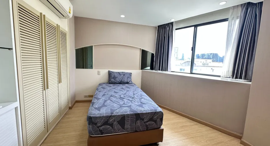 For rent 3 bedrooms condo in Khlong Toei, Bangkok