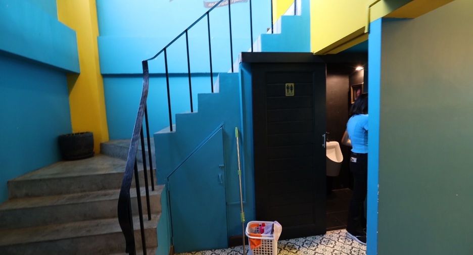 For sale 4 bedrooms retail Space in Watthana, Bangkok