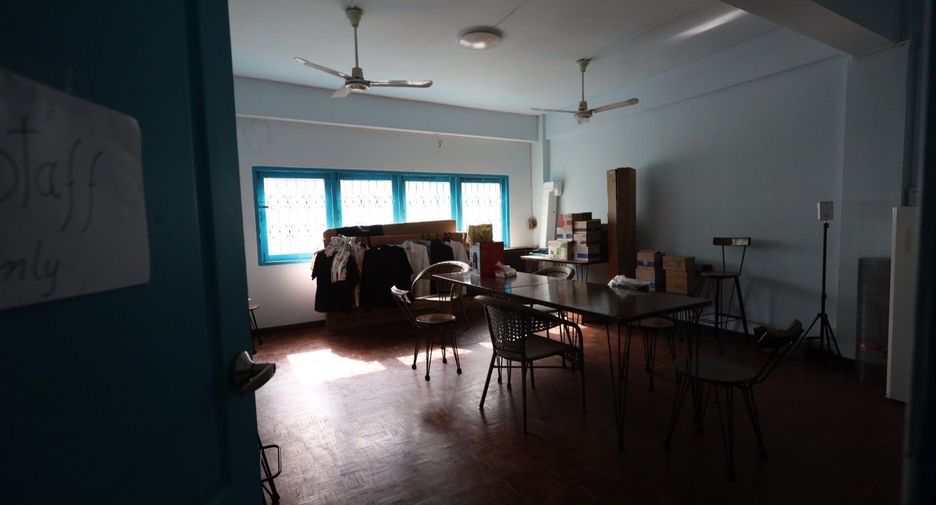For sale 4 bedrooms retail Space in Watthana, Bangkok