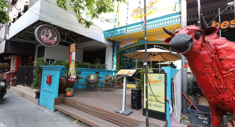 For sale 4 bedrooms retail Space in Watthana, Bangkok