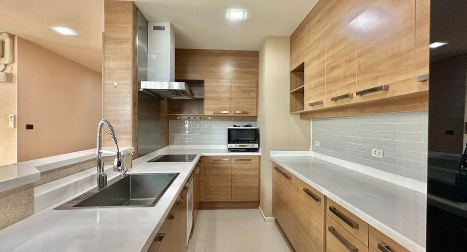 For rent 2 bedrooms condo in Watthana, Bangkok