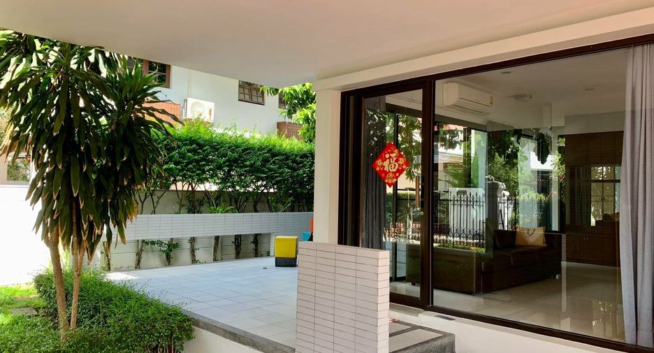 Casa en alquiler de 4 habitaciones en Huai Khwang, Bangkok