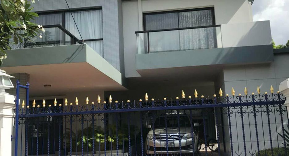 Casa en alquiler de 4 habitaciones en Huai Khwang, Bangkok