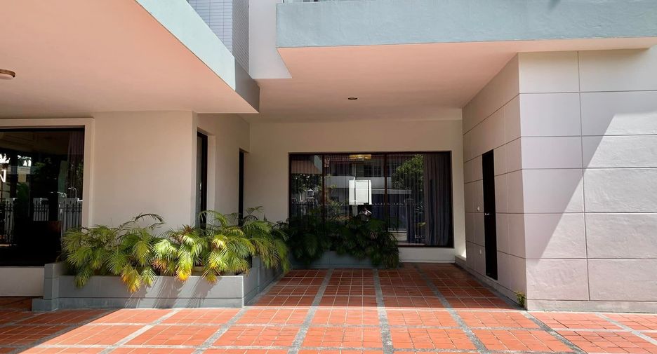 Casa en alquiler de 4 habitaciones en Huai Khwang, Bangkok