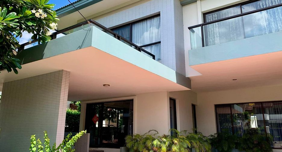 Casa en alquiler de 4 habitaciones en Huai Khwang, Bangkok