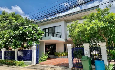 À louer 4 chambres maison à Huai Khwang, Bangkok