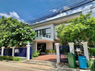 Casa en alquiler de 4 habitaciones en Huai Khwang, Bangkok
