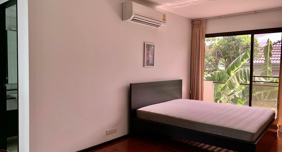 Casa en alquiler de 4 habitaciones en Huai Khwang, Bangkok