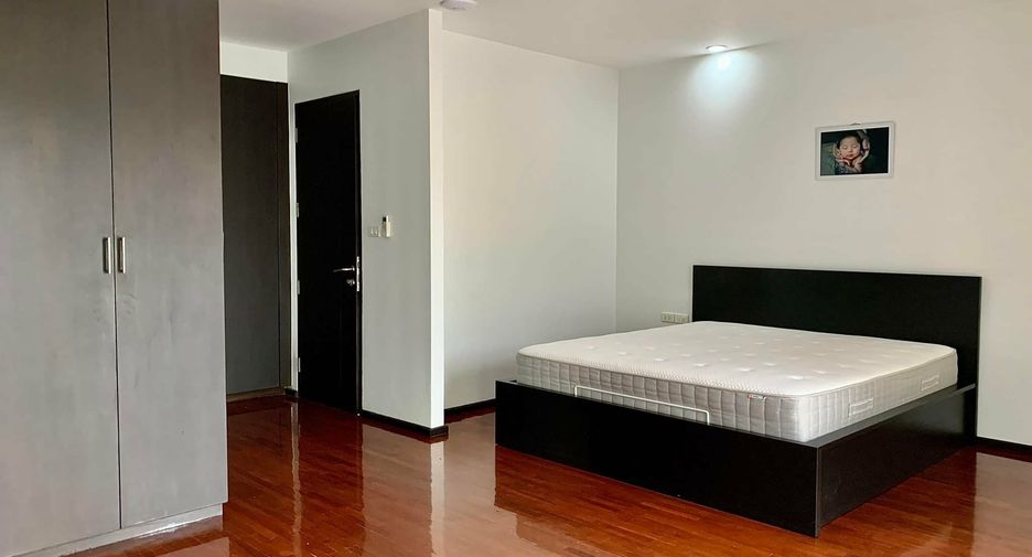 Casa en alquiler de 4 habitaciones en Huai Khwang, Bangkok
