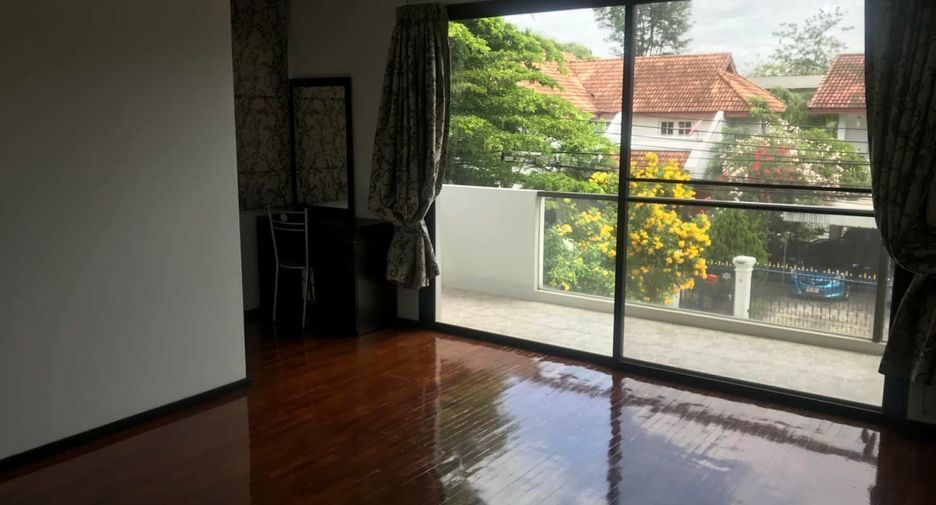Casa en alquiler de 4 habitaciones en Huai Khwang, Bangkok