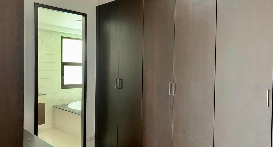 Casa en alquiler de 4 habitaciones en Huai Khwang, Bangkok