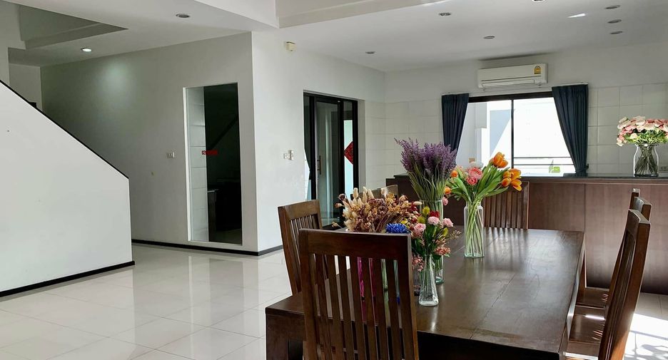 Casa en alquiler de 4 habitaciones en Huai Khwang, Bangkok