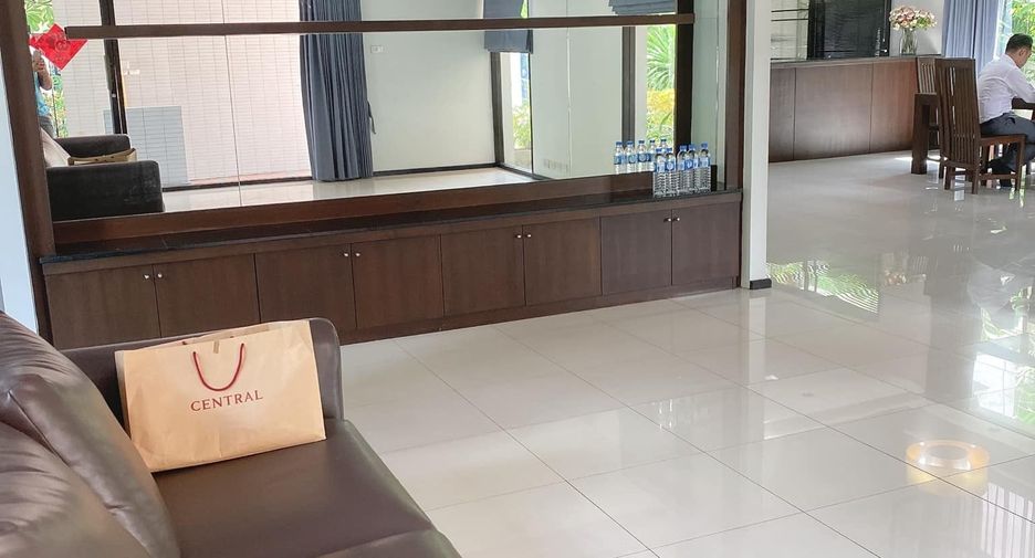 Casa en alquiler de 4 habitaciones en Huai Khwang, Bangkok