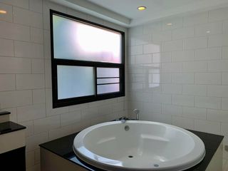 Casa en alquiler de 4 habitaciones en Huai Khwang, Bangkok