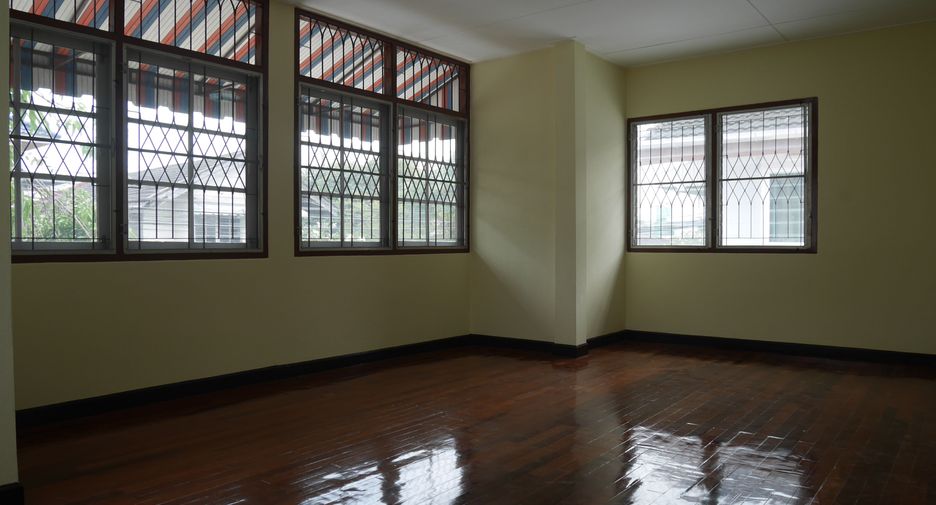 À vendre 4 chambres maison à Phra Khanong, Bangkok