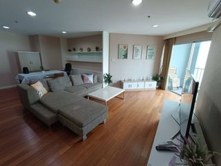 For rent 3 bedrooms condo in Huai Khwang, Bangkok