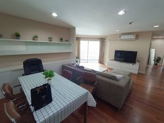For rent 3 bedrooms condo in Huai Khwang, Bangkok