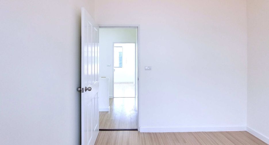 Casa adosada en venta de 3 habitaciones en Khlong Sam Wa, Bangkok